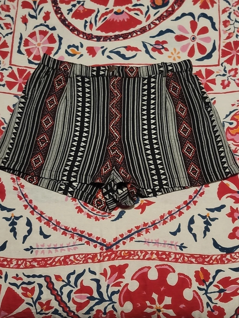 Angie Womens Aztec Tribal Geometric High-Waist Shorts in Black & Red